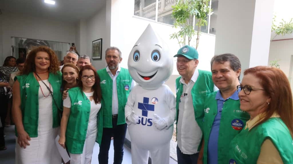 grupo de pessoas posa para a foto